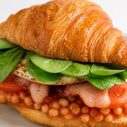 Фото Croissant with English breakfast filling