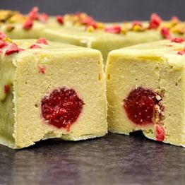 Фото Vegan kohuke pistaatsia-vaarika