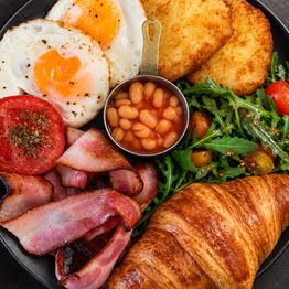 Фото Croissant täidisega Inglise hommikusöök