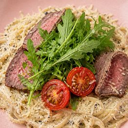 Фото Pasta with roast beef in truffle sause
